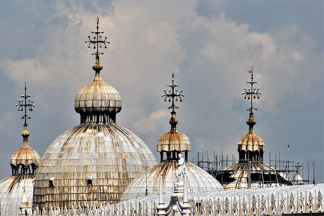 Cuándo se inició la construcción de la actual basílica de san marcos en venecia
