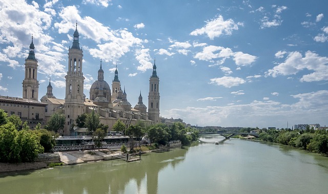 Cuanto miden las torres de la basilica del pilar