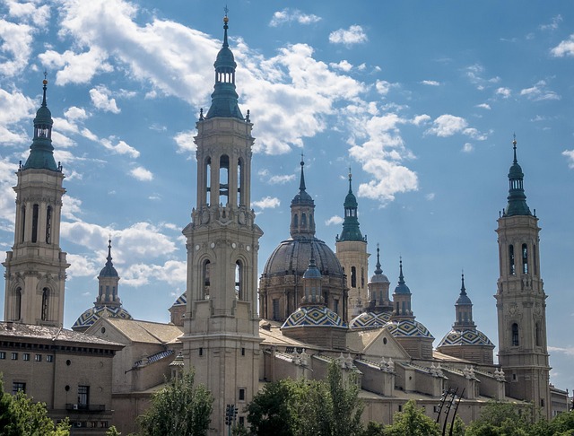 es la virgen del pilar la que mas altares tiene
